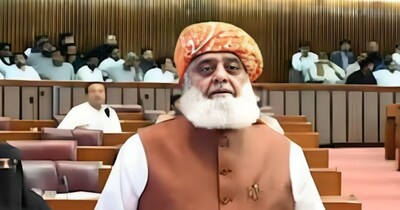 मौलाना ने मुनीर को तलाड़ा