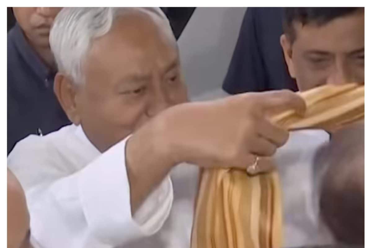 घोषणा पत्र जारी करने पहुंचे CM नीतीश ने किसके गले में लपेट दिया शॉल? Video