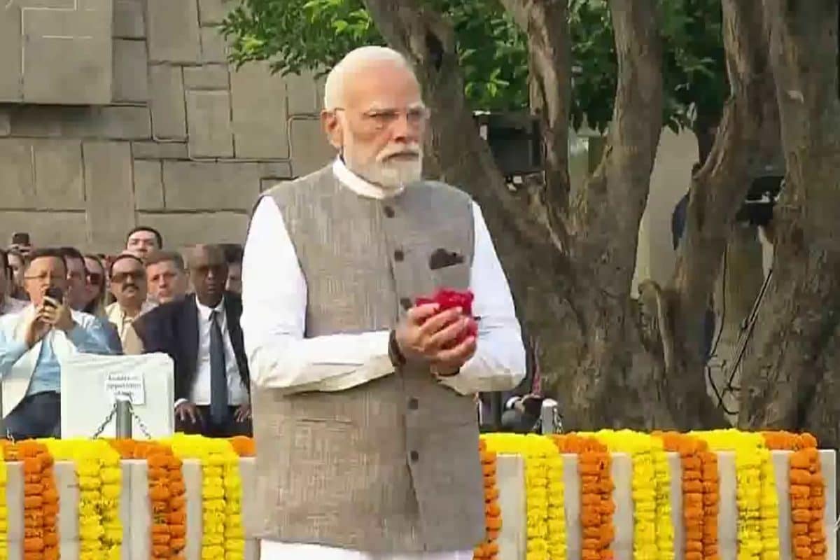 LIVE: पीएम मोदी ने महात्मा गांधी लाल बहादुर शास्त्री को किया नमन