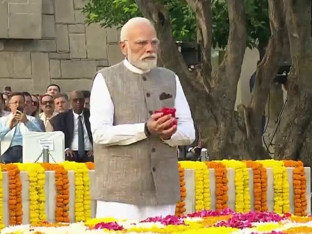 पीएम मोदी ने महात्मा गांधी, लाल बहादुर शास्त्री को किया नमन पीएम मोदी ने महात्मा गांधी, लाल बहादुर शास्त्री को किया नमन