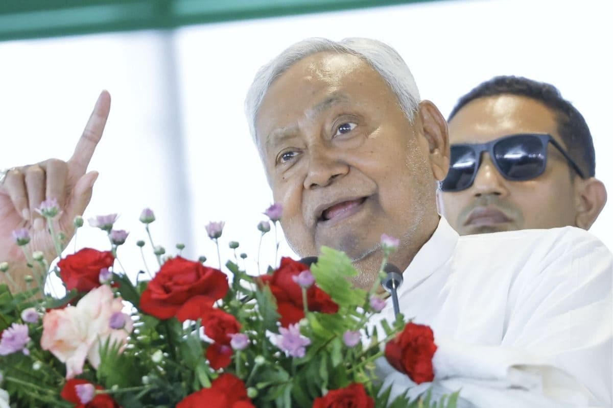 हमारे परिवार से कोई राजनीति में नहीं है... लालू-राबड़ी पर फिर बरसे नीतीश कुमार