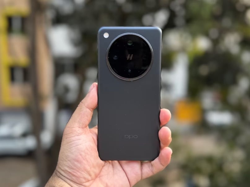 This smartphone is now available on Flipkart for ₹ 84,999, down from its launch price of ₹ 99,999. That means a direct discount of ₹ 15,000 is being given. Apart from this, if you do EMI transaction through Flipkart Axis or SBI credit card, then you can also get an additional discount of ₹ 4,000. This smartphone is now available on Flipkart for ₹ 84,999, down from its launch price of ₹ 99,999. That means a direct discount of ₹ 15,000 is being given. Apart from this, if you do EMI transaction through Flipkart Axis or SBI credit card, then you can also get an additional discount of ₹ 4,000.