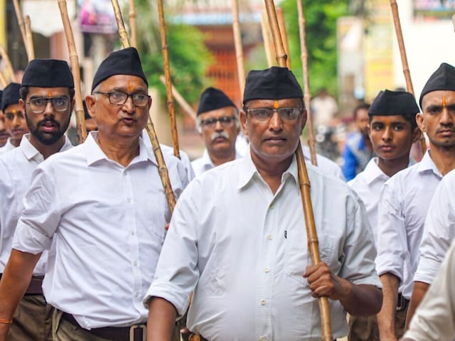 आरएसएस कार्यक्रम में शामिल होने पर प्रवीण कुमार केवी सस्पेंड आरएसएस कार्यक्रम में शामिल होने पर प्रवीण कुमार केवी सस्पेंड
