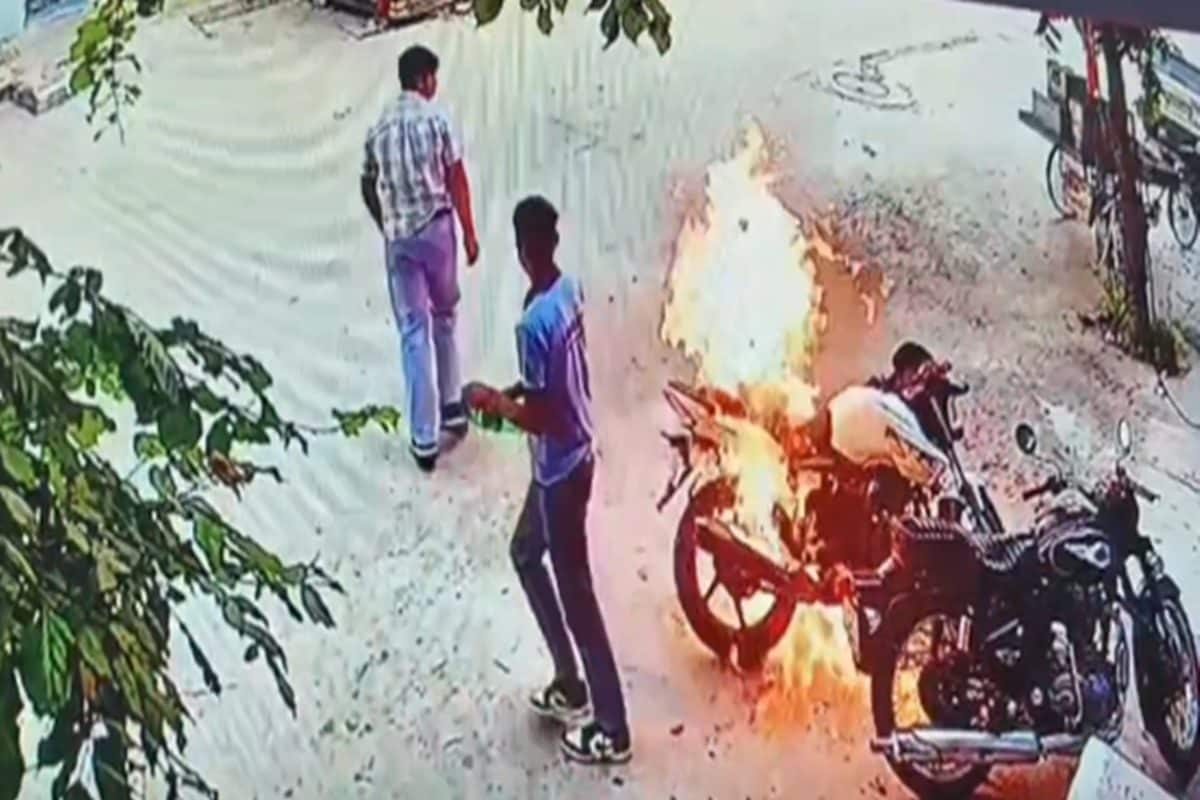 हरियाणा में घर के बाहर 2 बाइकों को लगाई आग फिर फोन कर बोले-ये तो बस ट्रेलर था