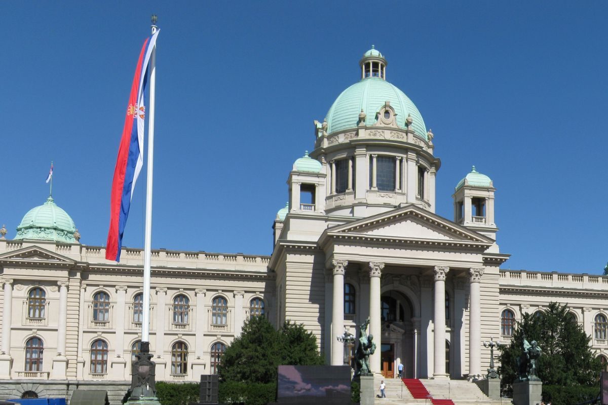 सर्बिया में संसद भवन के सामने फायरिंग, राष्ट्रपति को आतंकी हमले का शक