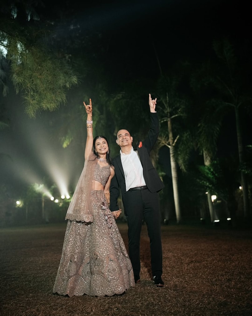 The Bads of Bollywood, Manish Chaudhari, Shruti Mishra, Manish Chaudhari-Shruti Mishra love story, Manish Chaudhari wife age gap, Manish Chaudhari shruti mishra relationship, Bollywood celebrity marriage, unconventional love story, द बैड्स ऑफ बॉलीवुड, मनीष चौधरी, आर्यन खान, श्रुति मिश्रा