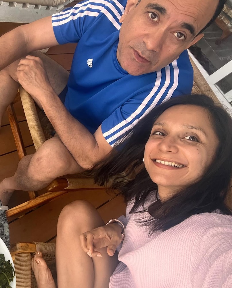 The Bads of Bollywood, Manish Chaudhari, Shruti Mishra, Manish Chaudhari-Shruti Mishra love story, Manish Chaudhari wife age gap, Manish Chaudhari shruti mishra relationship, Bollywood celebrity marriage, unconventional love story, द बैड्स ऑफ बॉलीवुड, मनीष चौधरी, आर्यन खान, श्रुति मिश्रा