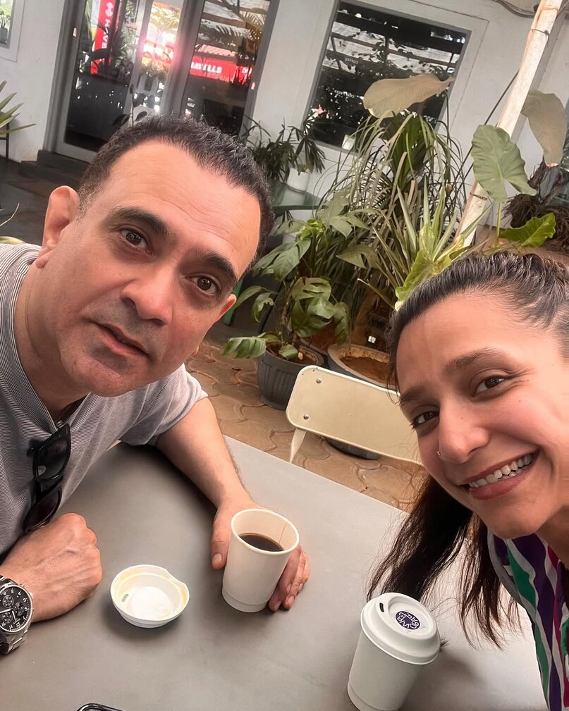 The Bads of Bollywood, Manish Chaudhari, Shruti Mishra, Manish Chaudhari-Shruti Mishra love story, Manish Chaudhari wife age gap, Manish Chaudhari shruti mishra relationship, Bollywood celebrity marriage, unconventional love story, द बैड्स ऑफ बॉलीवुड, मनीष चौधरी, आर्यन खान, श्रुति मिश्रा