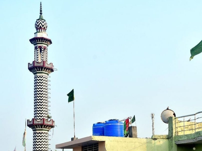 बरेली जा रहे डेलिगेशन के सदस्य सपा सांसद मोहिबुल्लाह नदवी ने कहा है कि पार्टी अध्यक्ष अखिलेश यादव से मिलकर यूपी के हालत पर बैठक करेंगे. उनके आदेश का पालन करेंगे. लोगों के दुख दर्द सुनने जा रहे थे. नाजायज बुलडोजर एक्शन हो रहा है. यूपी में हालत खराब है. जानबूझकर इस मुद्दे को बढ़ाया गया है. सरकार जानबूझकर निगेटिव पॉलिटिक्स कर रही है. खास कम्युनिटी को टारगेट किया जा रहा है. बरेली जा रहे डेलिगेशन के सदस्य सपा सांसद मोहिबुल्लाह नदवी ने कहा है कि पार्टी अध्यक्ष अखिलेश यादव से मिलकर यूपी के हालत पर बैठक करेंगे. उनके आदेश का पालन करेंगे. लोगों के दुख दर्द सुनने जा रहे थे. नाजायज बुलडोजर एक्शन हो रहा है. यूपी में हालत खराब है. जानबूझकर इस मुद्दे को बढ़ाया गया है. सरकार जानबूझकर निगेटिव पॉलिटिक्स कर रही है. खास कम्युनिटी को टारगेट किया जा रहा है.
