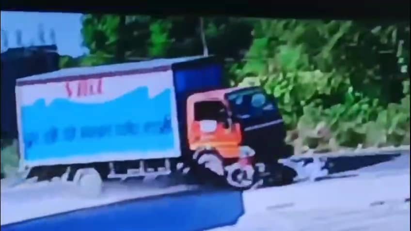 JE की हादसे में मौत टेम्पो ने 50 मी बाइक समेत घसीटा CCTV आया सामने