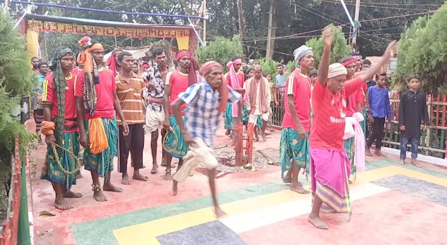 विजयादशमी की अनोखी आस्था! विदाई से पहले नाचते हैं आदिवासी, 43 साल है परंपरा