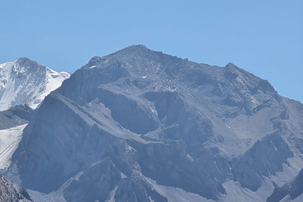 Uttarakhand News: कहीं आपदा के संकेत तो नहीं ओम पर्वत की बर्फ पिघली
