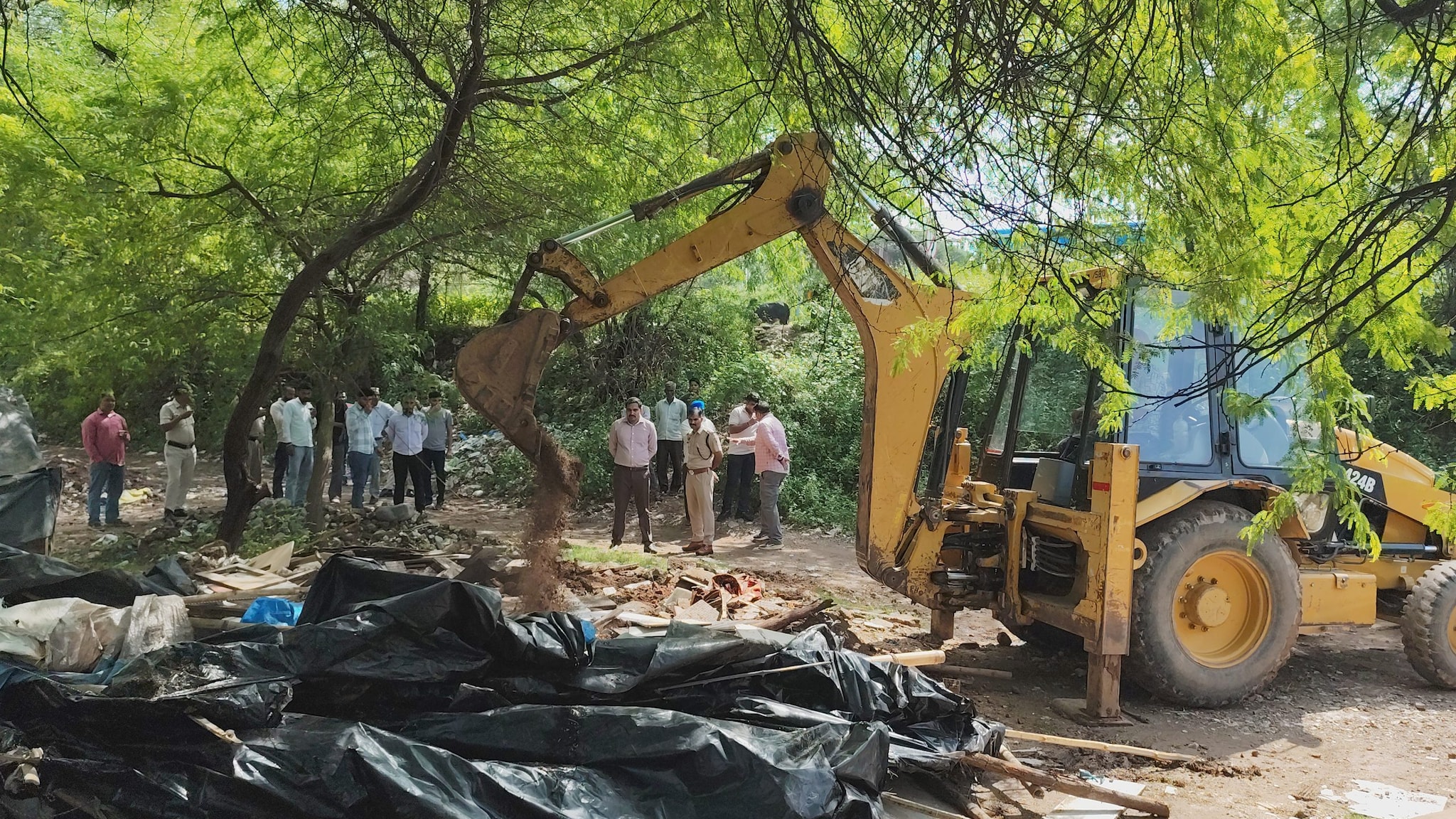 चिट्टा तस्कर के अवैध निर्माण पर चला बुलडोजर छुपने के लिए बनाया था ठिकाना