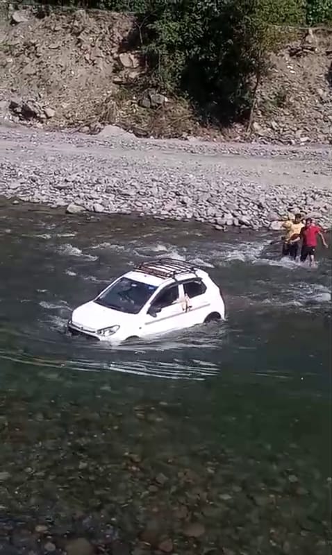 ये नाव नहींऑल्टो कार है! न पुल बचा और ना ही सड़क उतराकर पार हो रही गाड़ियां