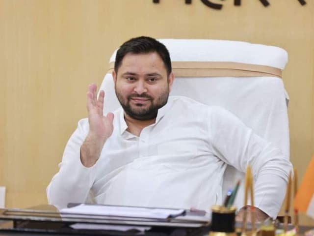 Bihar Election: तेजस्वी का बड़ा एलान, कहा- जीविका दीदियों और संविदा कर्मियों को मिलेगा सरकारी कर्मी का दर्जा Bihar Election: तेजस्वी का बड़ा एलान, कहा- जीविका दीदियों और संविदा कर्मियों को मिलेगा सरकारी कर्मी का दर्जा