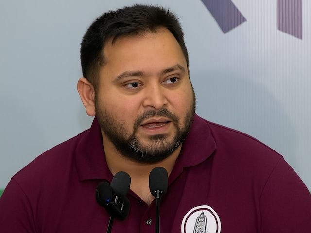 नीतीश की रणनीति पर तेजस्वी का 'तोहफा', बिहार चुनाव में कितना बड़ा का दांव? नीतीश की रणनीति पर तेजस्वी का 'तोहफा', बिहार चुनाव में कितना बड़ा का दांव?