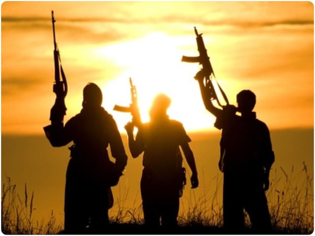 ISIS के 1000 आतंकियों को ट्रेंनिग दे रही पाक सेना, निशाने पर जम्मू-कश्मीर और.. ISIS के 1000 आतंकियों को ट्रेंनिग दे रही पाक सेना, निशाने पर जम्मू-कश्मीर और..