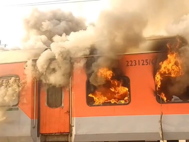 गरीब रथ ट्रेन में कैसे लगी आग, लपटें देख कांप गए लोग, रेलवे ने क्या बताया? गरीब रथ ट्रेन में कैसे लगी आग, लपटें देख कांप गए लोग, रेलवे ने क्या बताया?