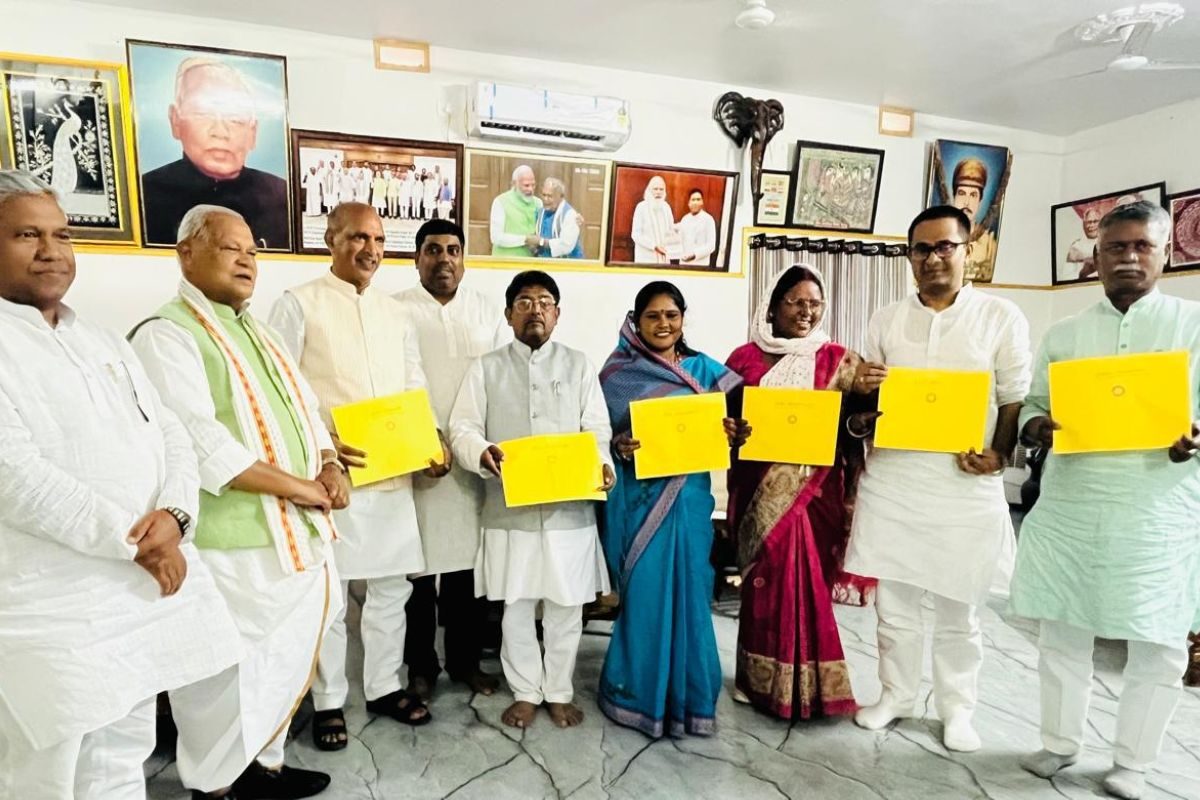 Bihar Chunav: जीतन राम मांझी ने बांटे टिकट, देखें किसे कहां से बनाया उम्मीदवार