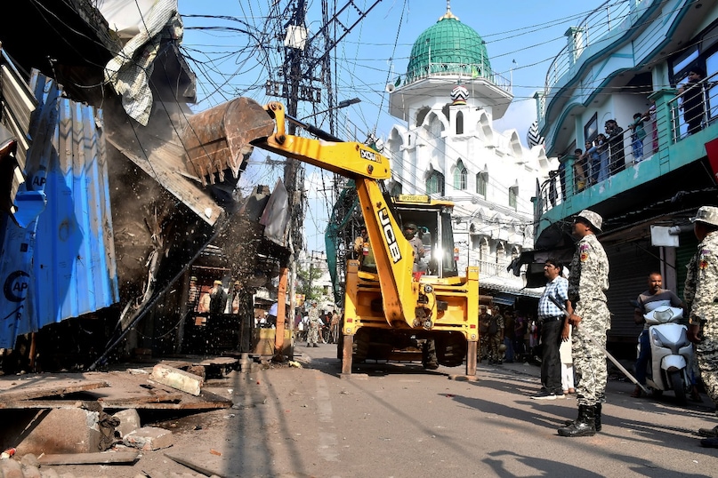 इतना ही नहीं बरेली में मौलाना तौकीर के लेफ्ट हैंड नदीम खान की चार दुकानें सील कर दी गई हैं. मौलाना तौकीर को शरण में देने वाले फरहत खान का मकान भी सील किया गया है. इन निर्माणों में बरेली विकास प्राधिकरण के नियमों की अनदेखी की गई. जिसको लेकर बुलडोजर की कार्रवाई अभी भी जारी है. इतना ही नहीं बरेली में मौलाना तौकीर के लेफ्ट हैंड नदीम खान की चार दुकानें सील कर दी गई हैं. मौलाना तौकीर को शरण में देने वाले फरहत खान का मकान भी सील किया गया है. इन निर्माणों में बरेली विकास प्राधिकरण के नियमों की अनदेखी की गई. जिसको लेकर बुलडोजर की कार्रवाई अभी भी जारी है.