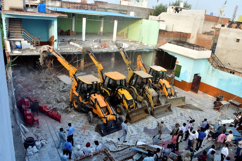 बरेली में बुलडोजर की ताबड़तोड़ कार्रवाई जारी है. मोहम्मद नफीस के रजा पैलेस में बुलडोजर दाखिल हो गए हैं. जहां एक्शन जारी है. बरेली में बुलडोजर की ताबड़तोड़ कार्रवाई जारी है. मोहम्मद नफीस के रजा पैलेस में बुलडोजर दाखिल हो गए हैं. जहां एक्शन जारी है.
