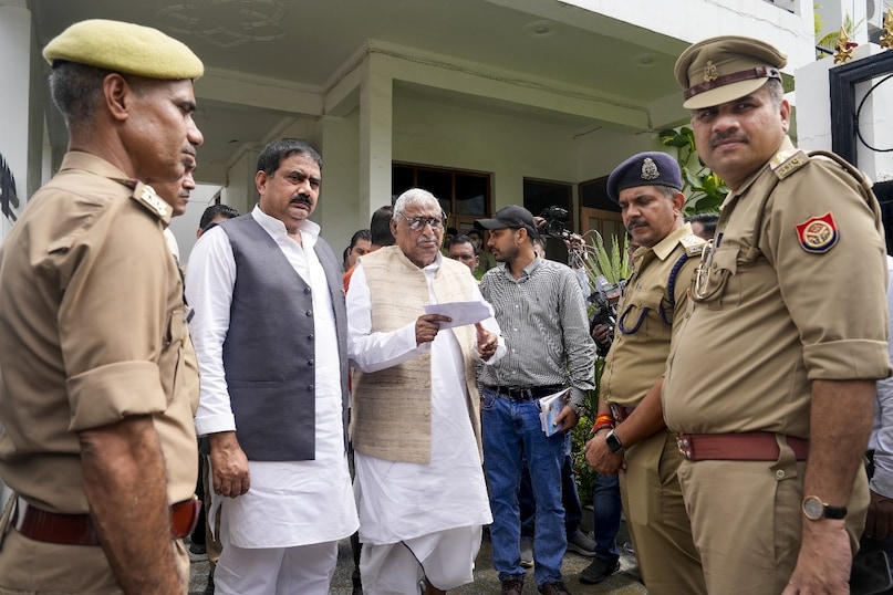 नेता प्रतिपक्ष माता प्रसाद पांडे ने बयान जारी करते हुए कहा, ‘सपा डेलिगेशन बरेली के पीड़ितों से मिलने जा रहा था. बरेली पुलिस ने बड़े स्तर पर ज्यादती की है. पुलिस ने ज्यादती छिपाने के लिए सपा डेलिगेशन पर रोक लगाई है. बरेली पुलिस द्वारा रोके जाने पर सपा के वरिष्ठ नेता माता प्रसाद पांडे ने कहा कि हमें ऐसे रोका जा रहा है जैसे हम हिस्ट्री शीटर हों. नेता प्रतिपक्ष माता प्रसाद पांडे ने बयान जारी करते हुए कहा, ‘सपा डेलिगेशन बरेली के पीड़ितों से मिलने जा रहा था. बरेली पुलिस ने बड़े स्तर पर ज्यादती की है. पुलिस ने ज्यादती छिपाने के लिए सपा डेलिगेशन पर रोक लगाई है. बरेली पुलिस द्वारा रोके जाने पर सपा के वरिष्ठ नेता माता प्रसाद पांडे ने कहा कि हमें ऐसे रोका जा रहा है जैसे हम हिस्ट्री शीटर हों.