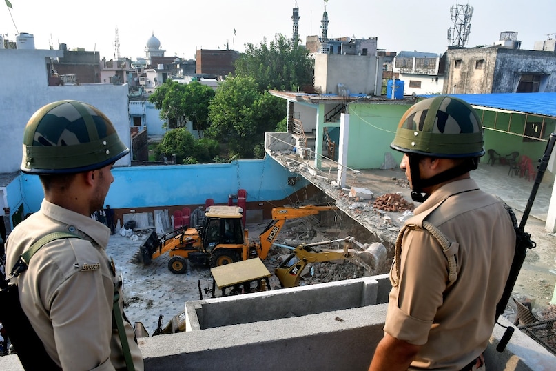 बरेली हिंसा के बाद सपा के डेलिगेशन में शामिल होने बरेली जा रहे संभल सांसद जियाउर्रहमान बर्क को पुलिस ने डेलिगेशन में बरेली जाने से रोक दिया. जिस पर संभल सांसद ने नाराजगी जताई. धारा 163 हटने पर उन्होंने दोबारा डेलिगेशन के जाने की उम्मीद जताई है. बरेली हिंसा के बाद सपा के डेलिगेशन में शामिल होने बरेली जा रहे संभल सांसद जियाउर्रहमान बर्क को पुलिस ने डेलिगेशन में बरेली जाने से रोक दिया. जिस पर संभल सांसद ने नाराजगी जताई. धारा 163 हटने पर उन्होंने दोबारा डेलिगेशन के जाने की उम्मीद जताई है.