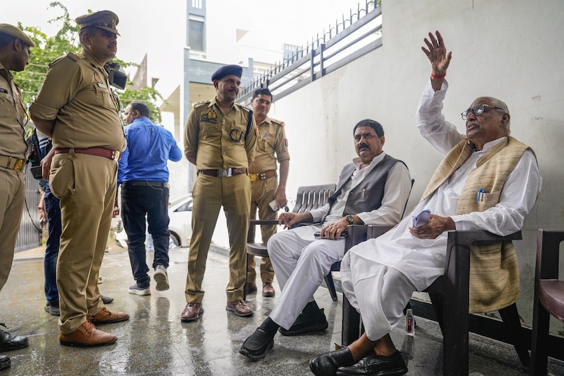 बरेली हिंसा के बाद बरेली जा रहे समाजवादी पार्टी के डेलिगेशन को पुलिस ने रोक दिया गया. इसके अलावा नेता प्रतिपक्ष माता प्रसाद पांडे और संभल के सांसद को हाउस अरेस्ट कर लिया गया है तो वहीं सपा के तीन अन्य सांसदों को दिल्ली-गाजीपुर बॉर्डर पर रोक दिया गया है. बरेली हिंसा के बाद बरेली जा रहे समाजवादी पार्टी के डेलिगेशन को पुलिस ने रोक दिया गया. इसके अलावा नेता प्रतिपक्ष माता प्रसाद पांडे और संभल के सांसद को हाउस अरेस्ट कर लिया गया है तो वहीं सपा के तीन अन्य सांसदों को दिल्ली-गाजीपुर बॉर्डर पर रोक दिया गया है.