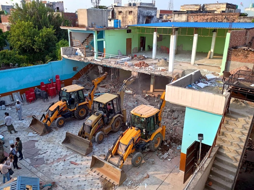 बरेली में बुलडोजर की कार्रवाई लगातार जारी है. बरेली डेवलपमेंट अथॉरिटी (बीडीए) के वाइस चेयरमैन ने कहा है कि अभी कई बड़ी-बड़ी कार्रवाहियां होनी बाकी हैं. बीडीए कानून के हिसाब से काम करता है. किसी भी तरह के दबाव में एक्शन नहीं रुकेगा. अब तक करीब 1000 करोड़ रुपये की अवैध संपत्तियां चिन्हित हो चुकी हैं. बरेली में बुलडोजर की कार्रवाई लगातार जारी है. बरेली डेवलपमेंट अथॉरिटी (बीडीए) के वाइस चेयरमैन ने कहा है कि अभी कई बड़ी-बड़ी कार्रवाहियां होनी बाकी हैं. बीडीए कानून के हिसाब से काम करता है. किसी भी तरह के दबाव में एक्शन नहीं रुकेगा. अब तक करीब 1000 करोड़ रुपये की अवैध संपत्तियां चिन्हित हो चुकी हैं.