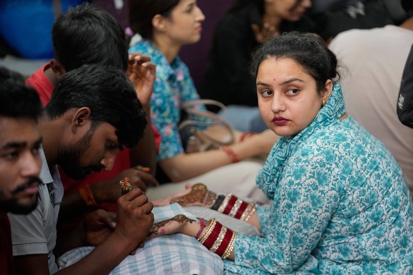 सुहाग की मेहंदी लगवाने वाली महिलाएं की अच्छी-खासी भीड़ देखी गई. ब्यूटी पार्लर के अलावा, मेहंदी लगाने और लगवाने वालों की भीड़ सार्वजनिक स्थानों पर भी देखी गई. सुहाग की मेहंदी लगवाने वाली महिलाएं की अच्छी-खासी भीड़ देखी गई. ब्यूटी पार्लर के अलावा, मेहंदी लगाने और लगवाने वालों की भीड़ सार्वजनिक स्थानों पर भी देखी गई.