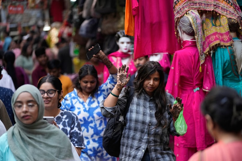 पीतल के करवे की कीमत 200 से 1500 रुपये तक है. यही नहीं, सजी हुई छलनी, सींक, खील, खिलौने, कैलेंडरों से बाजार पटा है. सड़क के किनारों पर लगीं इन दुकानों पर ग्राहकों की भीड़ कम नहीं है. पीतल के करवे की कीमत 200 से 1500 रुपये तक है. यही नहीं, सजी हुई छलनी, सींक, खील, खिलौने, कैलेंडरों से बाजार पटा है. सड़क के किनारों पर लगीं इन दुकानों पर ग्राहकों की भीड़ कम नहीं है.