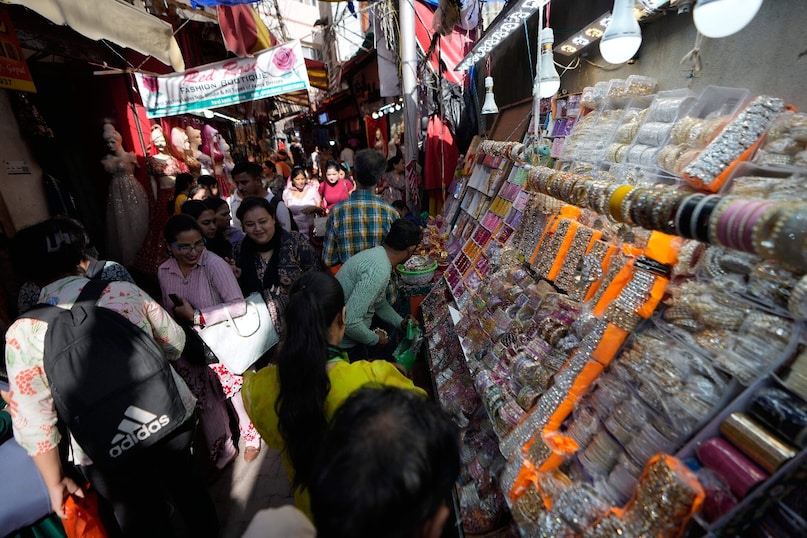 महिलाएं मेकअप के सामान से लेकर पूजा की थाली और उसे सजाने के लिए सुहागिनों ने जरूरी चीजों की खरीदारी बाजार में घूम-घूमकर की.