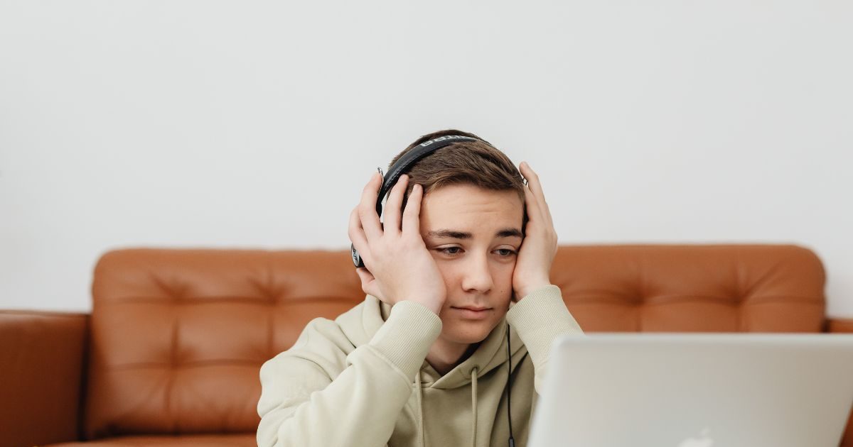 किसी भी हाल में पढ़ाई नहीं करेगा आपका बच्चा! अगर घर की इस दिशा में रखा है इन्वर्टर, एक्सपर्ट से जानें इसका सॉल्युशन