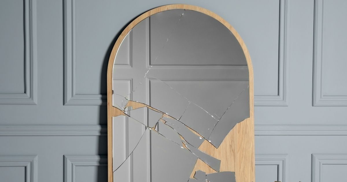 Vastu Tips: घर में रखी है बंद घड़ी, टूटा आईना और मृतक के कपड़े, बिगाड़ सकते हैं आपका नसीब, जानें क्या करें?