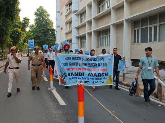 गांधी जयंती से पहले एम्स के डॉक्टरों ने न‍िकाला दांडी मार्च, PMO की तरफ बढ़े