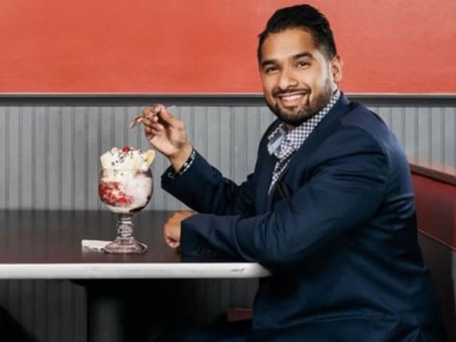 This Indian used to wash plate in America hotel, today the owner of 250 restaurants This Indian used to wash plate in America hotel, today the owner of 250 restaurants