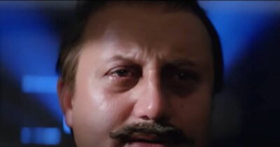 नई दिल्ली. 'सारांश' से हिंदी सिनेमा में अपने करियर की शुरुआत करने वाले अभिनेता अनुपम खेर किसी परिचय के मोहताज नहीं हैं. उन्होंने अपनी पहली ही फिल्म में प्रतिभा का सही मूल्य सिनेमा को सिखा दिया था कि कला उम्र की मोहताज नहीं होती. सारांश में अभिनेता ने 28 साल की उम्र में 68 साल के बुजुर्ग का रोल प्ले किया था, जो अपने परिवार को संभालता है.