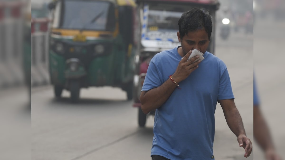 Explainer: दीवाली के बाद दिल्ली का AQI 300 के पार, ऐसे में बाहर निकलना चाहिए
