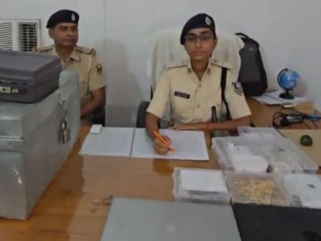 बिहार चुनाव से पहले गोपालगंज में एक करोड़ से अधिक कैश बरामद बिहार चुनाव से पहले गोपालगंज में एक करोड़ से अधिक कैश बरामद