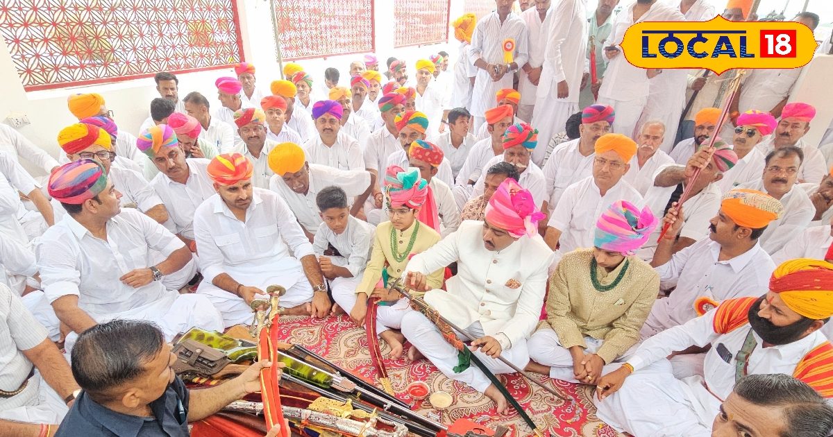 Dussehra Shastra Pujan: 500 साल पुरानी शस्त्र पूजन परंपरा... बाड़मेर गढ़ में दशहरे पर तलवार-भाले लेकर जुटे लोग