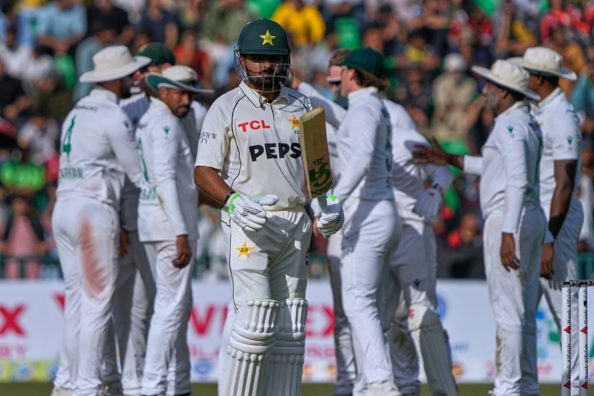 बाबर आजम की पूर्व पाकिस्तानी कप्तान ने लगाई क्लास, घरेलू क्रिकेट खेलने की सलाह