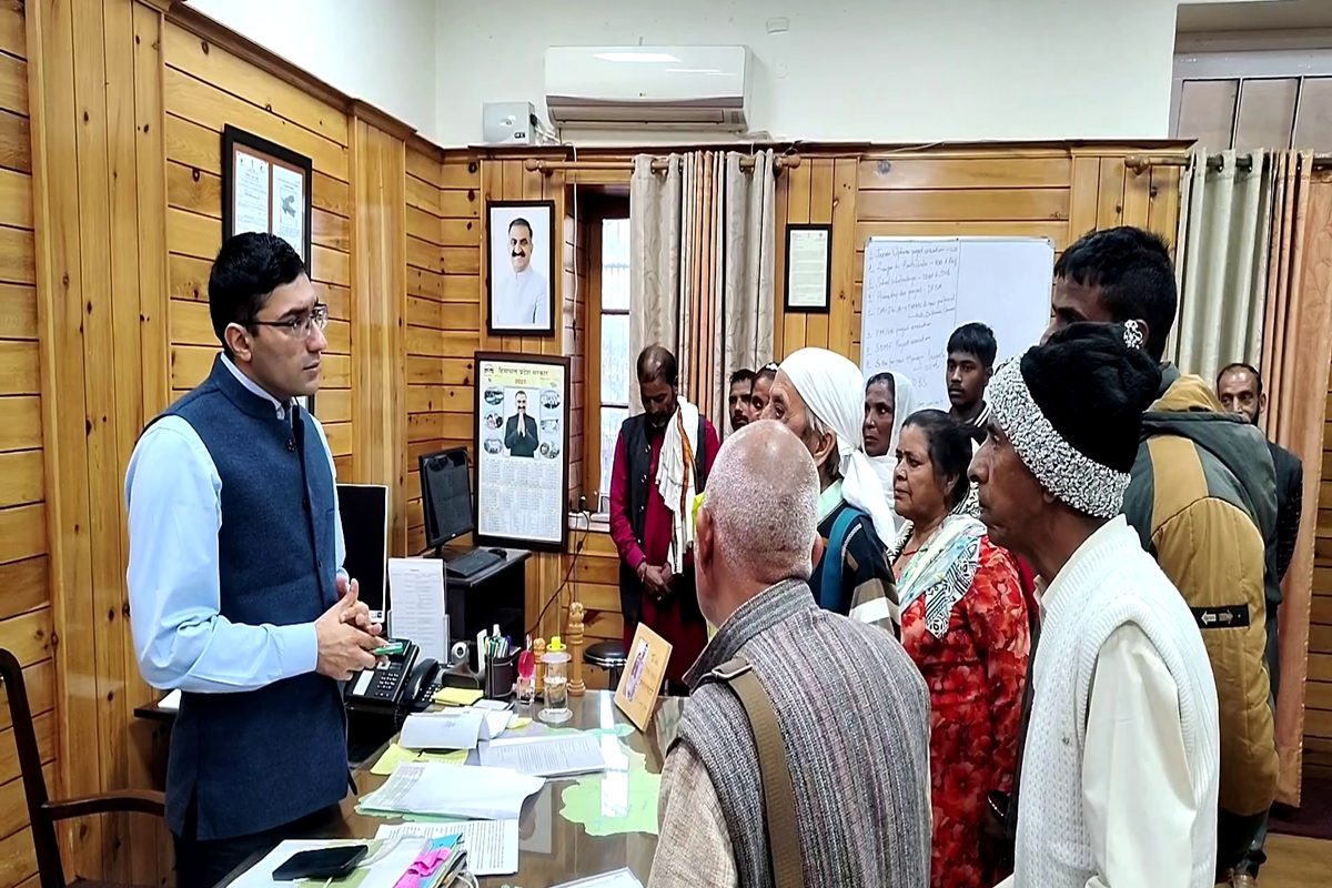 महिला प्रधान के BLO पति ने किया ‘खेला’ ग्रामीणों के कट गए वोट डीसी से शिकायत