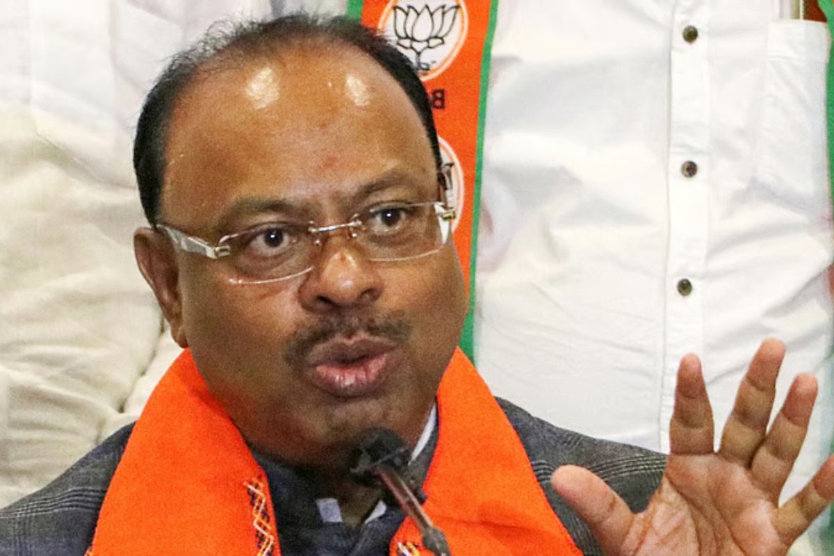 BJP मंत्री का दावा: फोन-व्हाट्सऐप की हो रही निगरानी, उद्धव गुट ने मचाया बवाल