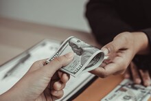 किस्मत हो तो ऐसी! कंपनी ने गलती से भेजे करोड़ों रुपये, कर्मचारी ने......