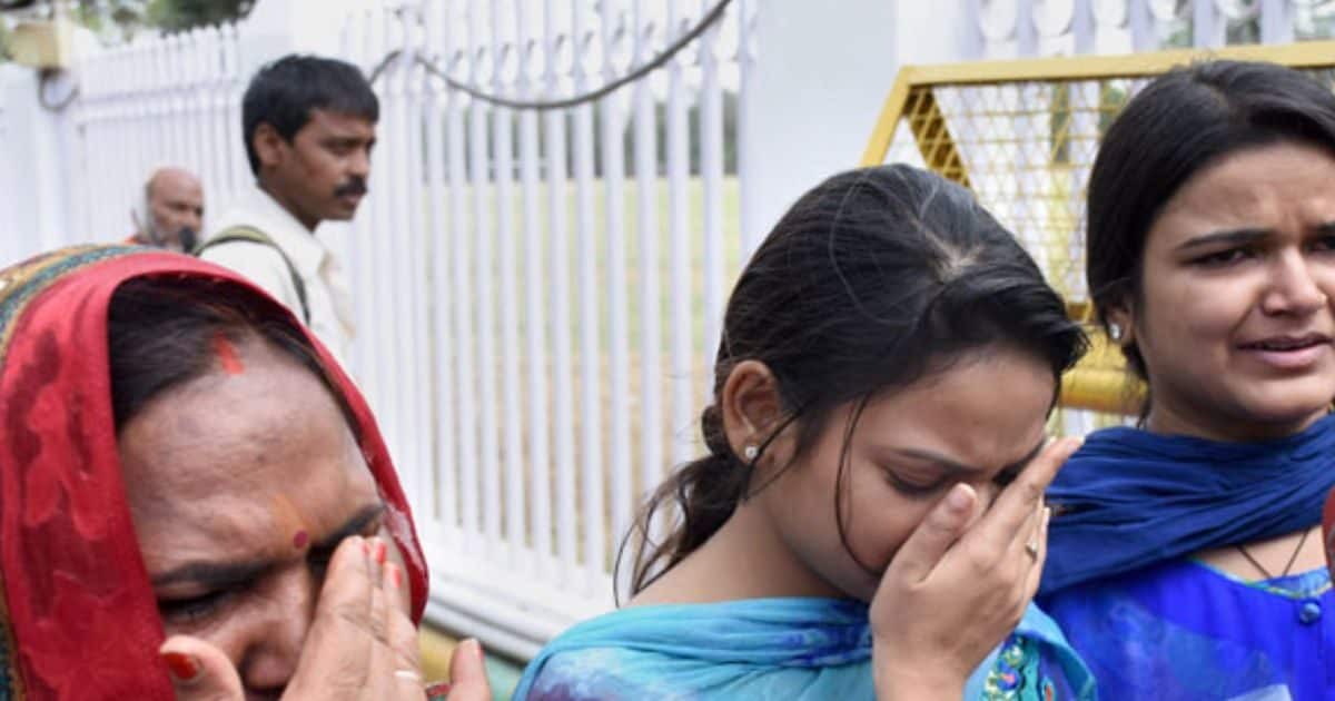 गायत्री प्रजापति पर हुए हमले के बाद बेटियों का छलका दर्द, कहा- हमारे पापा बेगुनाह, उनके साथ आतंकवादी जैसा...