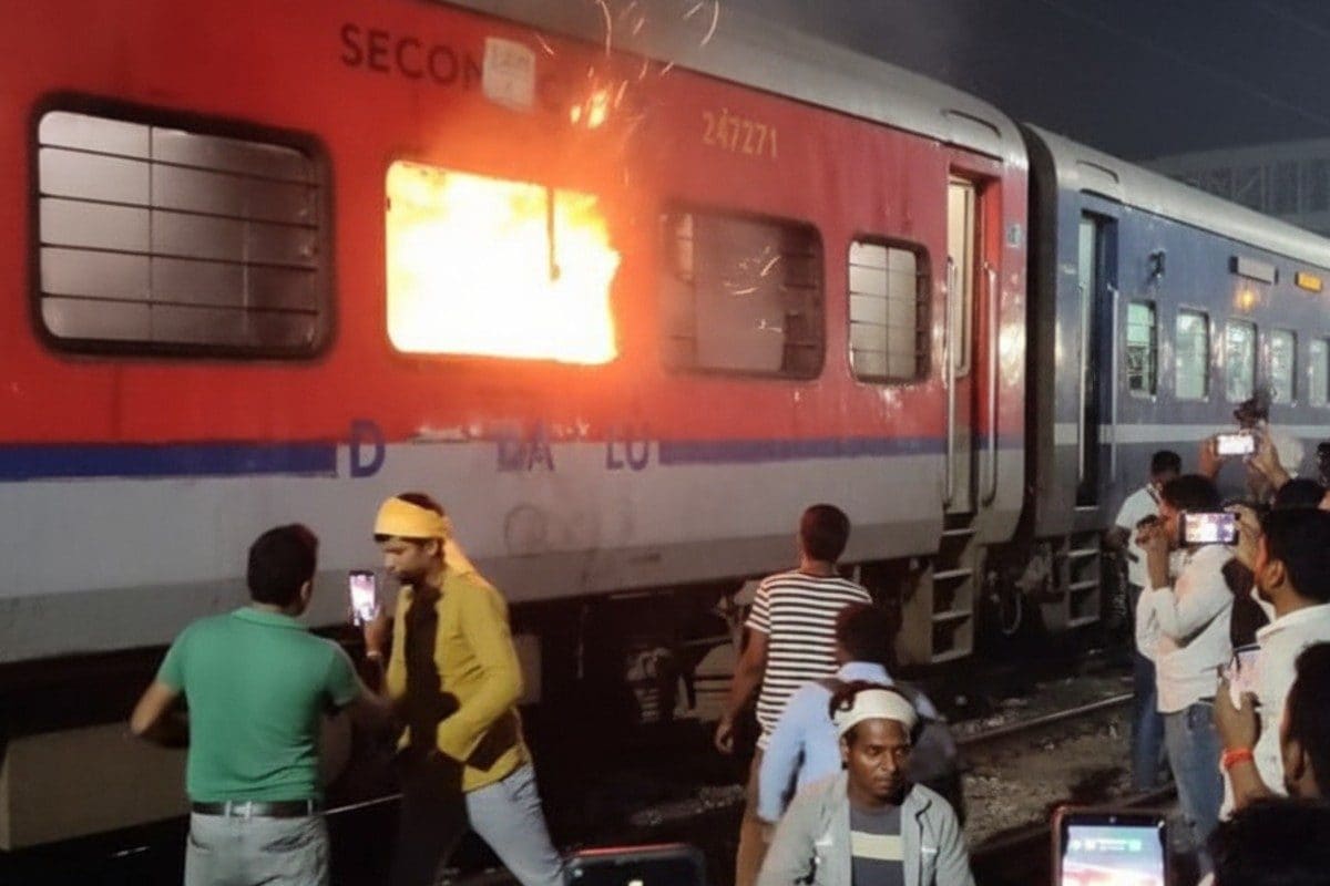 जनसेवा एक्सप्रेस की एक बोगी में लगी आग, बड़ी दुर्घटना टली