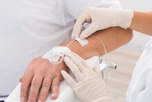 अस्पताल में इलाज कराने गया था लड़का, डॉक्टरों की आंखों में छिड़का HIV वाला खून