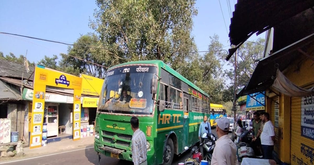 HRTC बस का नहीं खुला दरवाजा, बिना सवारियां चढ़ाए ले गया चालक, जांच के आदेश