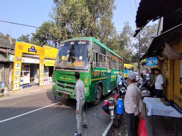 HRTC बस का नहीं खुला दरवाजा, बिना सवारियां चढ़ाए ले गया चालक, जांच के आदेश