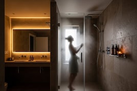 अंधेरे में लें शॉवर या उजाले में... जानें सेहत के लिए कौनसा फायदेमंद